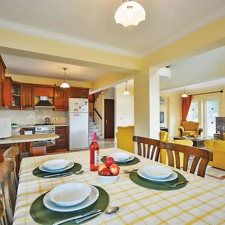Villa Sleeps 5 Air Con Wifi